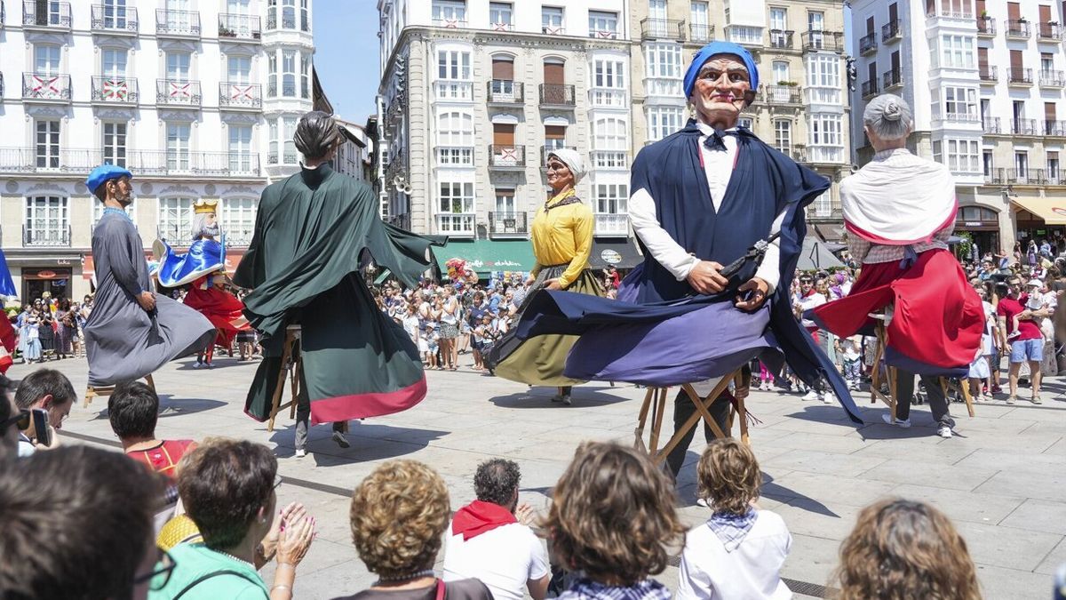 Los gigantes en pleno baile en la plaza de la Virgen Blanca