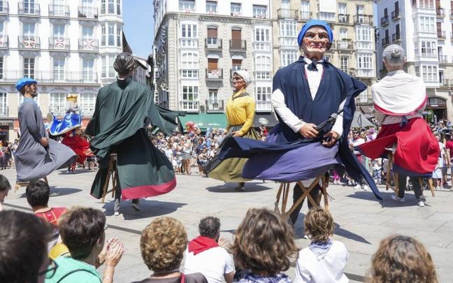 Los gigantes en pleno baile en la plaza de la Virgen Blanca