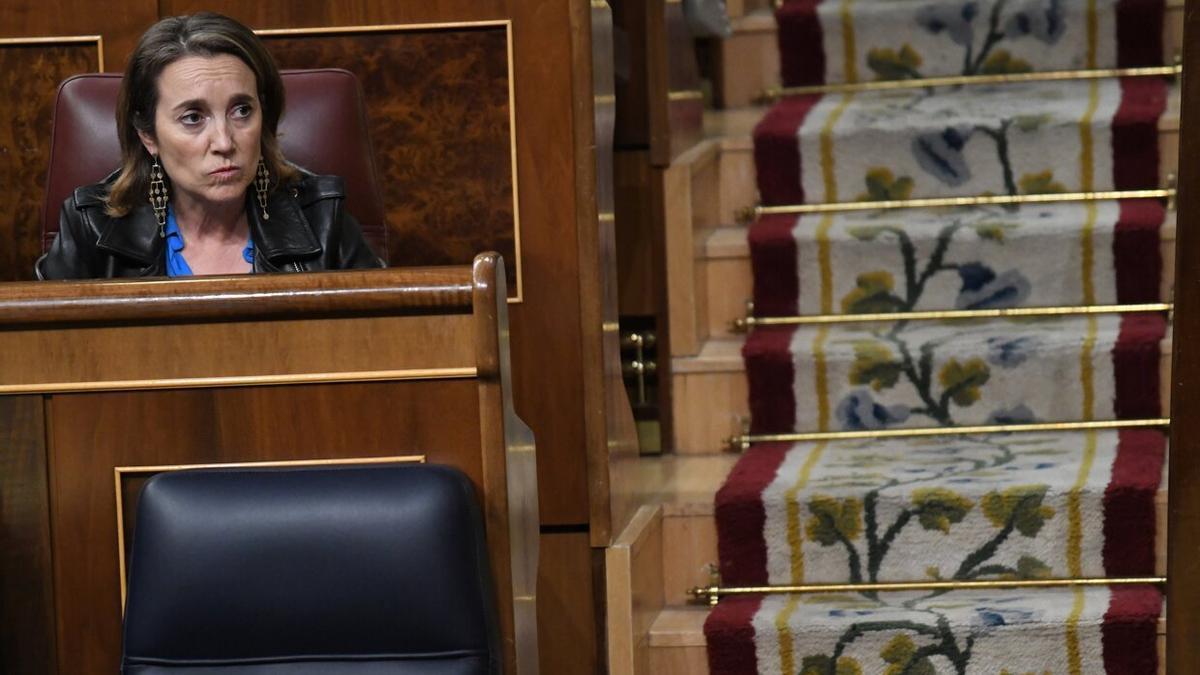 La secretaria general del PP, Cuca Gamarra, en su escaño en el Congreso