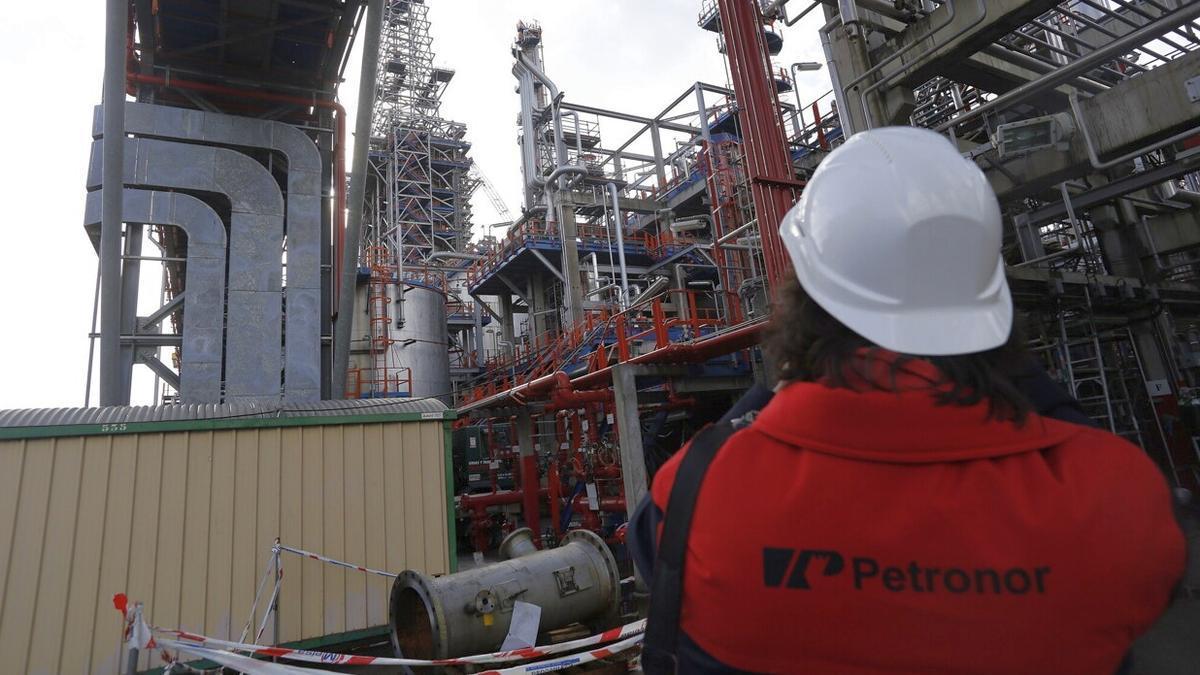 Un trabajador, en las instalaciones de la refinería de Petronor.