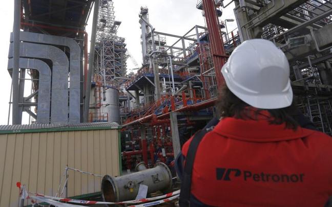 Un trabajador, en las instalaciones de la refinería de Petronor. Un trabajador, en las instalaciones de la refinería de Petronor.