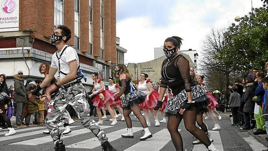 Desfile de comparsas del año pasado en Trintxerpe. | FOTO: A.M.