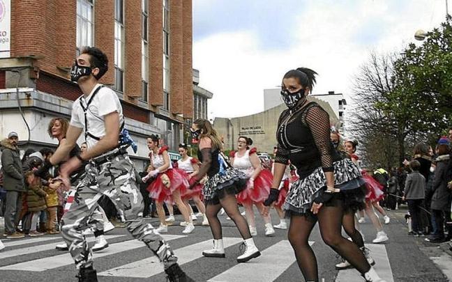Desfile de comparsas del año pasado en Trintxerpe. | FOTO: A.M.