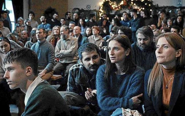 En el último tramo de “R.M.N.”, Cristian Mungiu cede el protagonismo a un reparto coral, la voz dividida e incluso enfrentada de un pueblo que deviene en alegoría de la Europa de hoy.