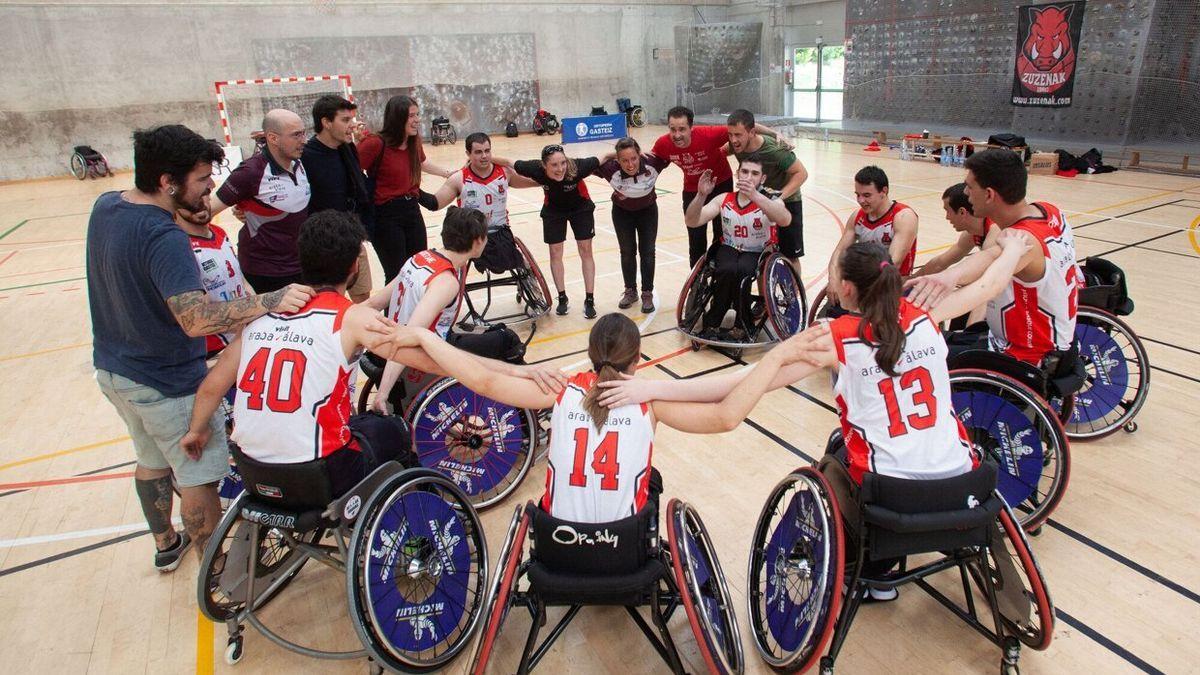 Los jugadores del Zuzenak tras disputar el último partido de la pasada temporada en División de Honor