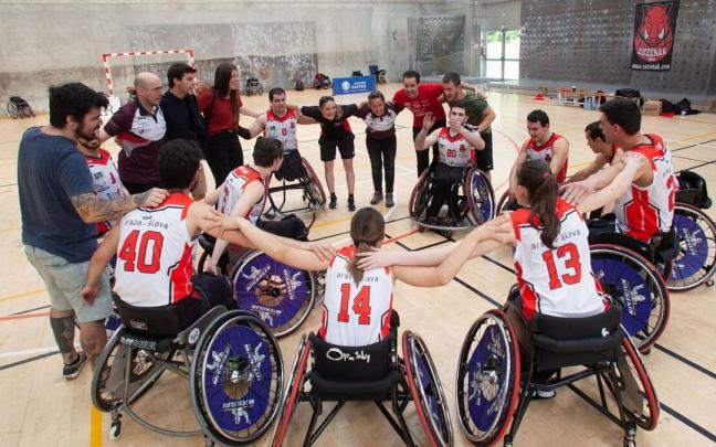 Los jugadores del Zuzenak tras disputar el último partido de la pasada temporada en División de Honor Los jugadores del Zuzenak tras disputar el último partido de la pasada temporada en División de Honor