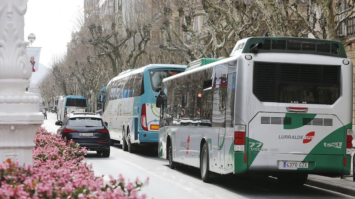 Autobuses de Lurraldebus en la Avenida de la Libertad