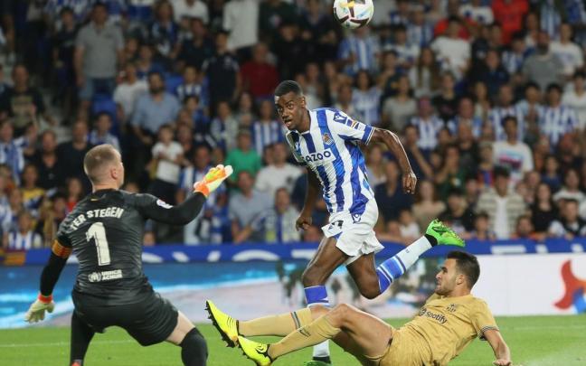 Isak eleva el balón ante Ter Stegen para marcar el 1-1.