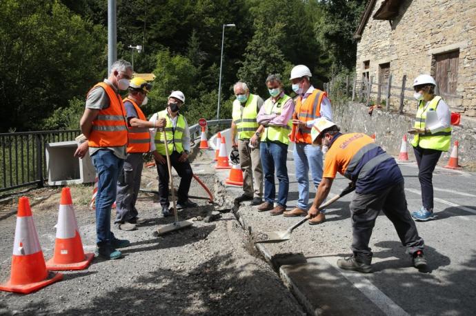 Obras de canalización para la fibra óptica en Uztárroz.