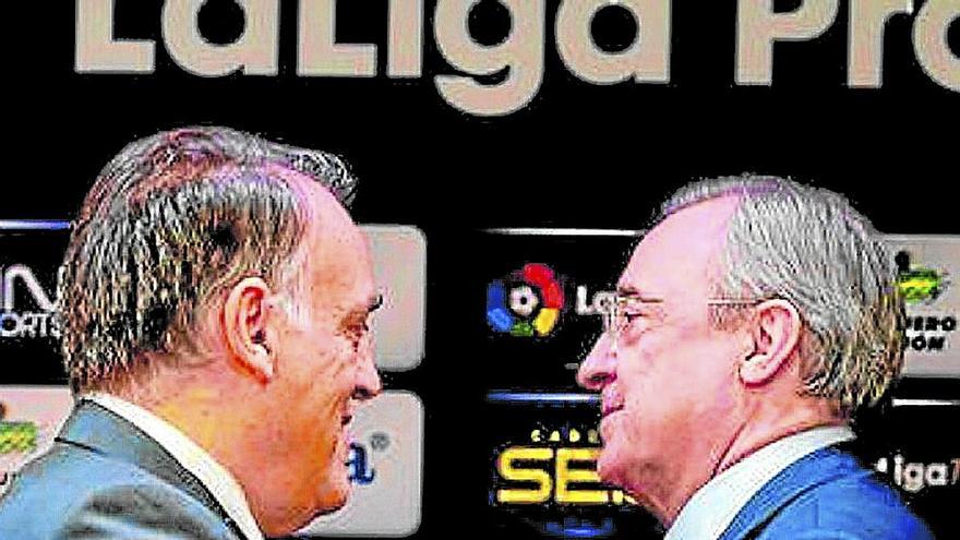 Saludo de Javier Tebas (LaLiga) y Florentino Pérez (Real Madrid) en una imagen de archivo. | FOTO: EFE