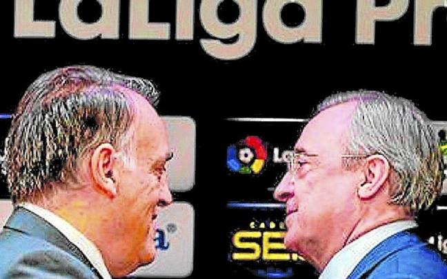 Saludo de Javier Tebas (LaLiga) y Florentino Pérez (Real Madrid) en una imagen de archivo. | FOTO: EFE