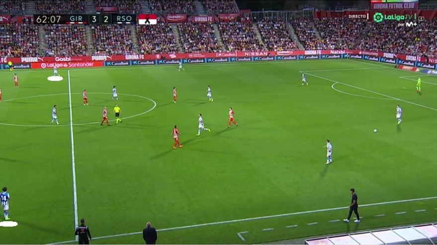 4. OTRA VEZ A REMOLQUE. Un nuevo 'regalo' tras el descanso propició el 3-2, y la Real tuvo que volver a remar en desventaja. Exploró opciones ya analizadas y esta otra que también había puesto en práctica en el último partido, abriendo al máximo a los dos puntas Sorloth y Kubo.