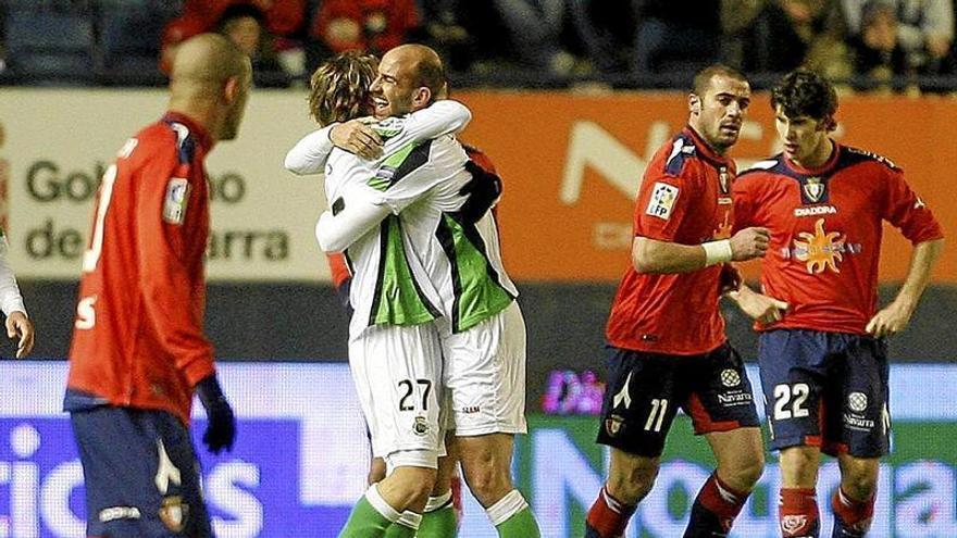 Canales y Colsa, celebrando un gol del Racing en El Sadar en la temporada 2009-2010.