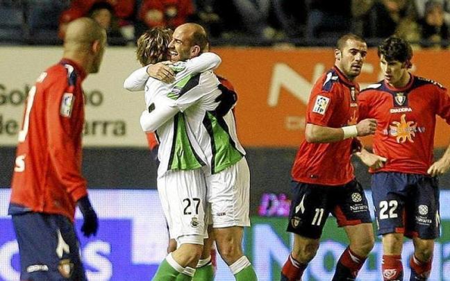 Canales y Colsa, celebrando un gol del Racing en El Sadar en la temporada 2009-2010.