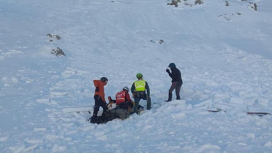 Rescate del montañero accidentado en la Mesa de los Tres Reyes.