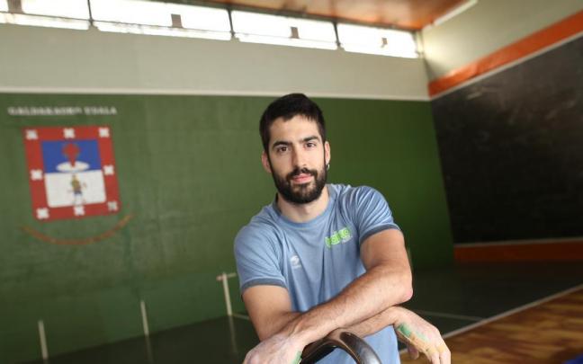 Mikel Larunbe, en el front&oacute;n de Galdakao.
