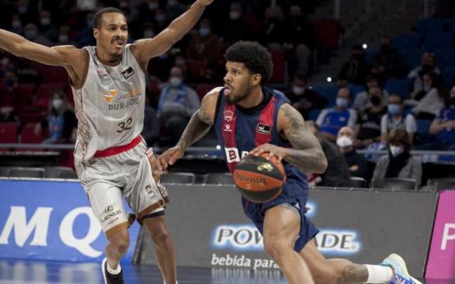 Peters controla un balón ante Renfroe