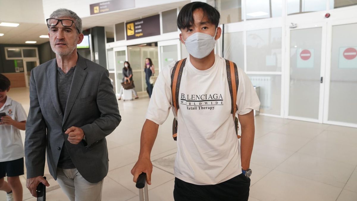 Kubo, junto a Olabe, tras aterrizar en el aeropuerto de Hondarribia.