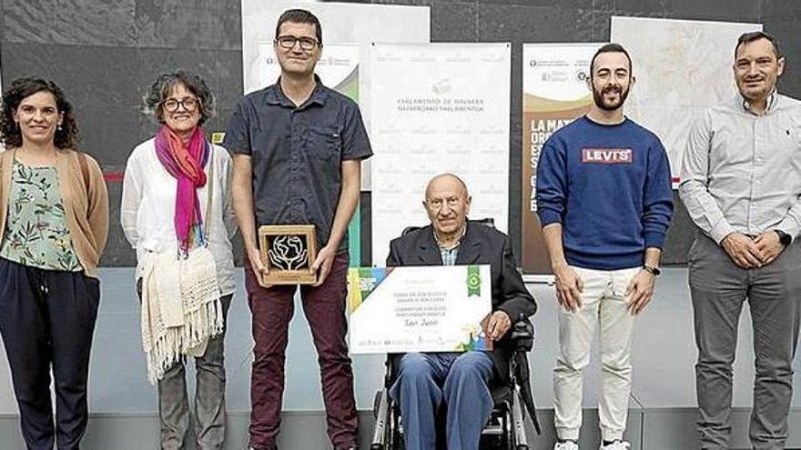 De i. a d., Raquel Crespo, Técnica de Residuos de Mancomunidad de Montejurra; Montserrat Martínez de Carlos, vecina del barrio; José Miguel Pérez de Eulate, concejal de Medio Ambiente y Desarrollo Rural del Ayuntamiento de Este