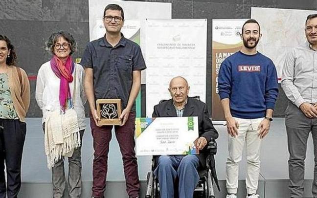 De i. a d., Raquel Crespo, Técnica de Residuos de Mancomunidad de Montejurra; Montserrat Martínez de Carlos, vecina del barrio; José Miguel Pérez de Eulate, concejal de Medio Ambiente y Desarrollo Rural del Ayuntamiento de Este