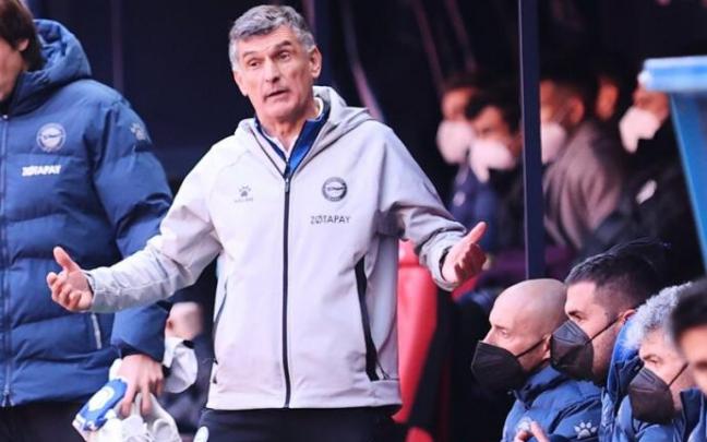 Mendilibar en el amistoso ante Osasuna en El Sadar