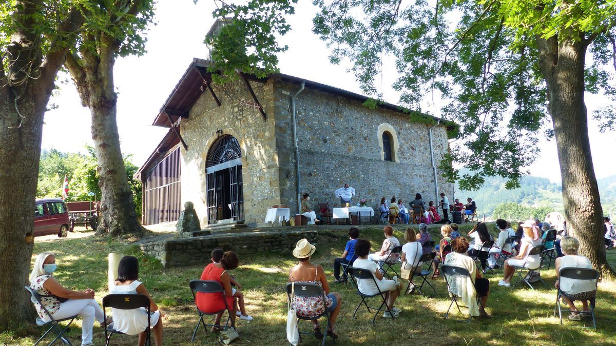 Desde 2020, la misa en San Pantaleón se oficia en la calle, junto a la ermita.