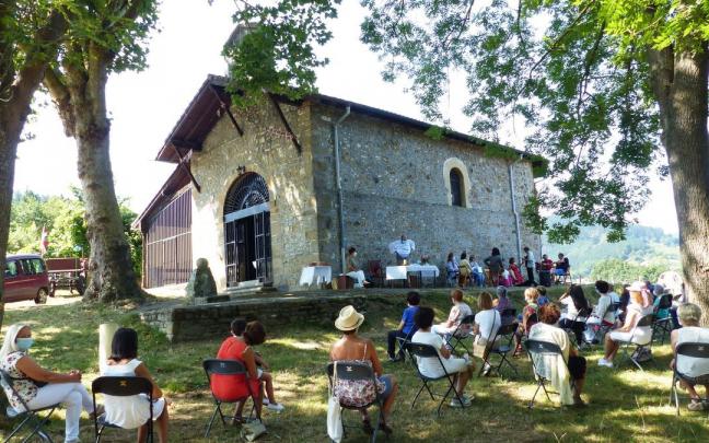 Desde 2020, la misa en San Pantaleón se oficia en la calle, junto a la ermita.