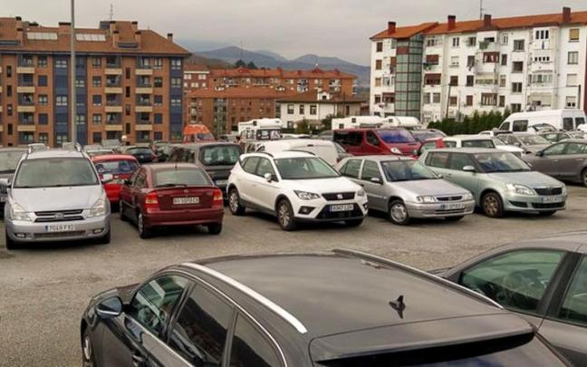 El parking de Iberluze se ha visto reducido sin que se hayan habilitado alternativas.