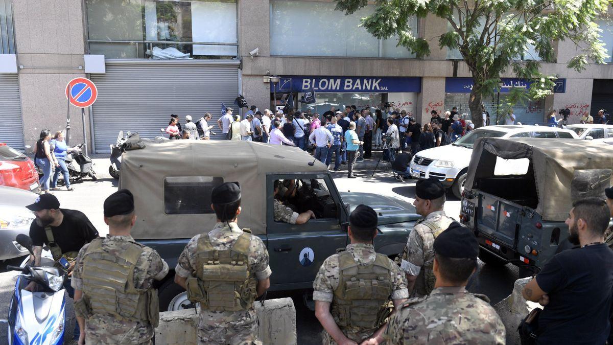 Los soldados libaneses a las afueras del banco.