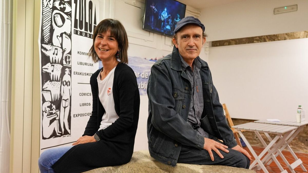 Librería Zuloa. Presentación del videoclip 'Hala ere' de la canción dedicada al barco de salvamiento humanitario 'Aita Mari'.Participan Izaskun Arriaran y Mikel Telleria