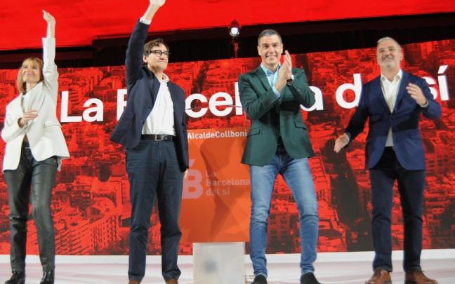 Pedro S&aacute;nchez, junto a la viceprimera secretaria de organizaci&oacute;n electoral del PSC y alcaldesa de Sant Boi Llu&iuml;sa Moret; el primer secretario del PSC, Salvador Illa; y el primer teniente de alcalde de Barcelona, Jaume Collboni