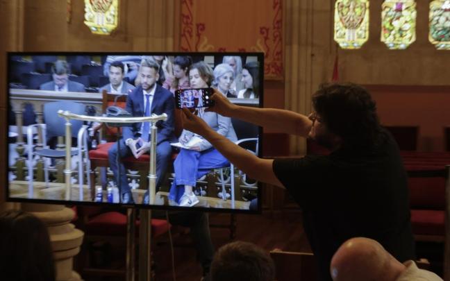 Periodistas siguen la declaración de Neymar. Periodistas siguen la declaración de Neymar.