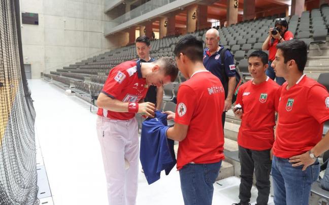 Unai Laso firma autógrafos a los seguidores mexicanos que presenciaron la elección de material en Bilbao.
