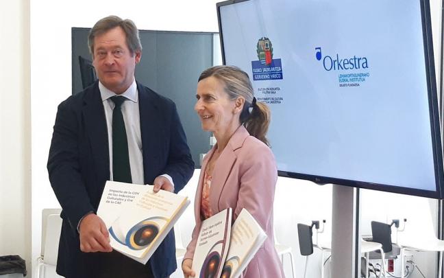 El consejero de Cultura y Política Lingüística, Bingen Zupiria, y la directora general de Orkestra, Mari Jose Aranguren. El consejero de Cultura y Política Lingüística, Bingen Zupiria, y la directora general de Orkestra, Mari Jose Aranguren.