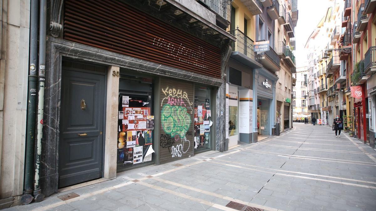 Persianas bajadas por cese de negocio en la calle Zapatería de Pamplona.