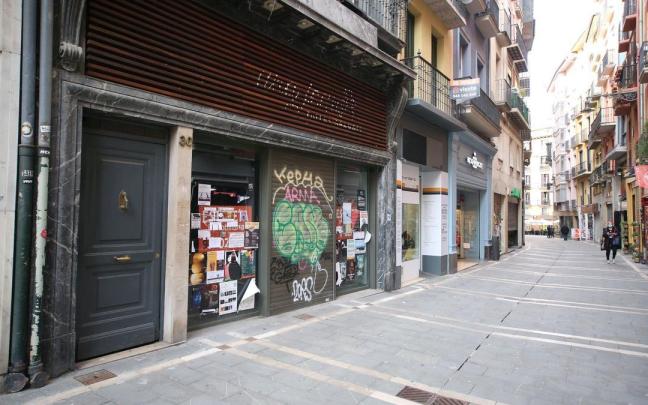 Persianas bajadas por cese de negocio en la calle Zapatería de Pamplona.
