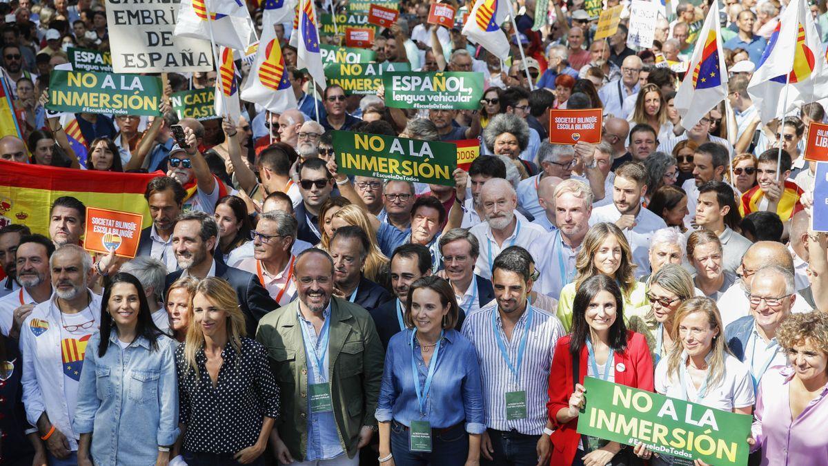 Participantes en la manifestación de Barcelona contra la inmersión lingüística