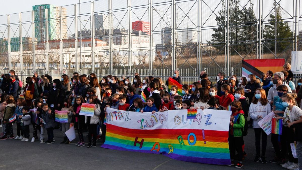 Concentracion en la ikastola Arantzabela contra la aparición de pintadas LGTBI-fóbicas