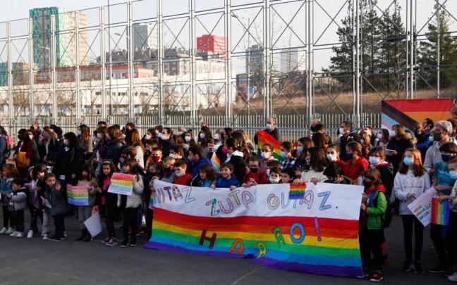 Concentracion en la ikastola Arantzabela contra la aparici&oacute;n de pintadas LGTBI-f&oacute;bicas