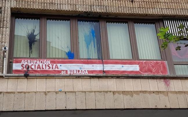 Pintura en la sede del PSN de Burlada.