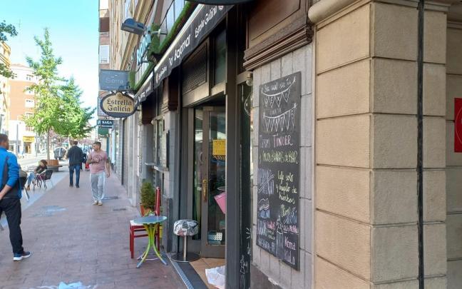 Bar de la calle Gorbea que tiene el cartel colgado.