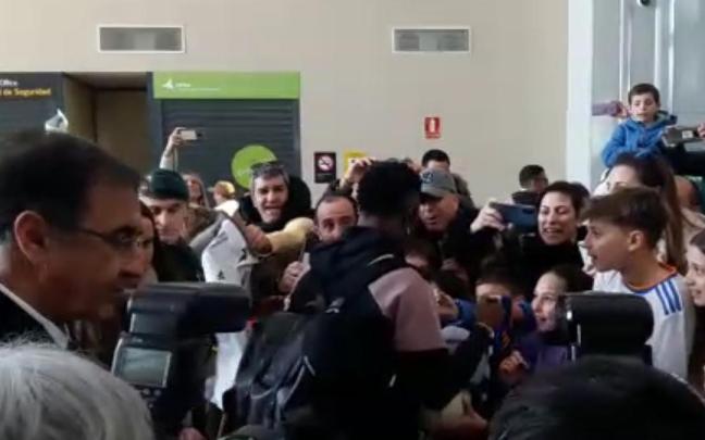 Vinicius firma autógrafos a su llegada.