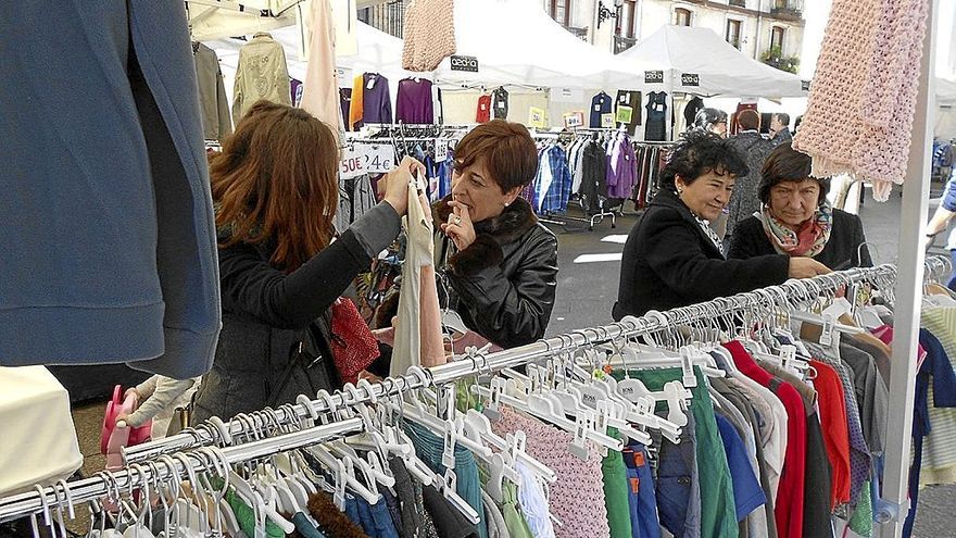 Varias personas disfrutando de los puestos colocados en la Plaza Mayor de Ordizia, en una pasada edición.