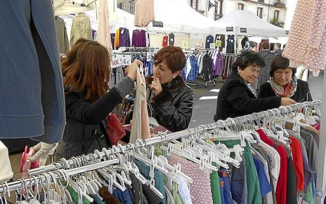 Varias personas disfrutando de los puestos colocados en la Plaza Mayor de Ordizia, en una pasada edición. Varias personas disfrutando de los puestos colocados en la Plaza Mayor de Ordizia, en una pasada edición.