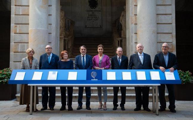 Los miembros del jurdo del Premio planeta junto a los manuscritos que aspira al galard&oacute;n.