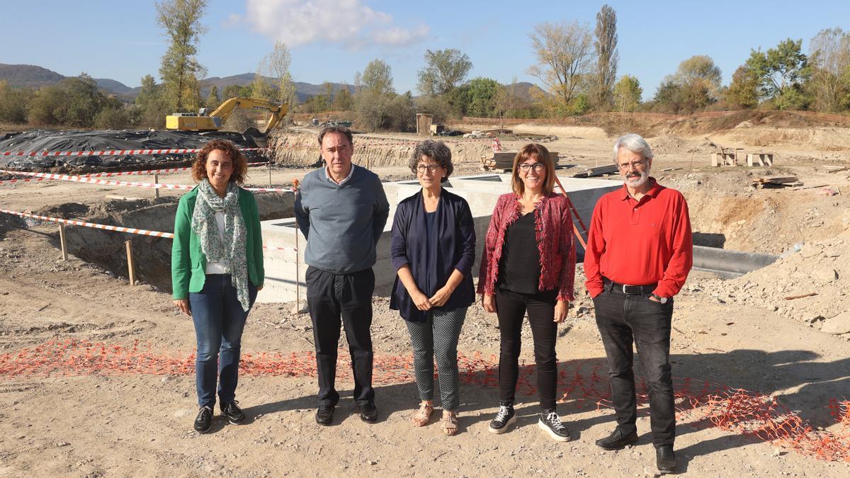 Los diversos representantes institucionales durante la visita a las obras que paliarán las crecidas de los ríos del sur.