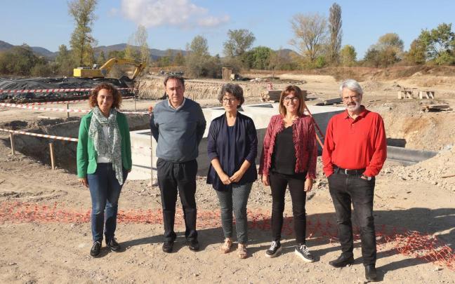 Los diversos representantes institucionales durante la visita a las obras que paliar&aacute;n las crecidas de los r&iacute;os del sur.