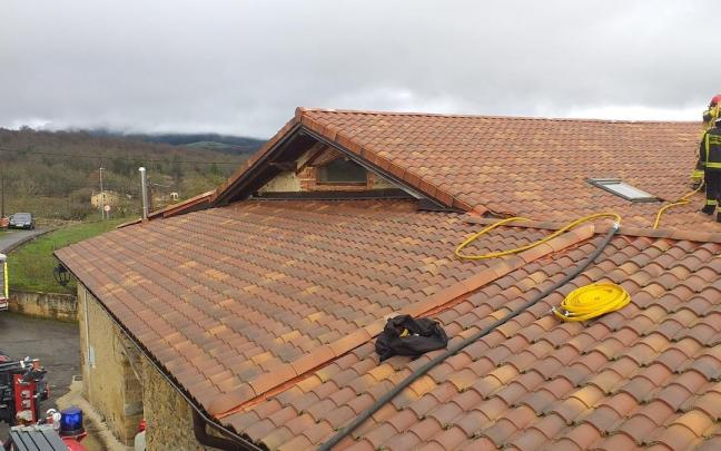 Incendio en la chimenea de un caser&iacute;o de Murua.
