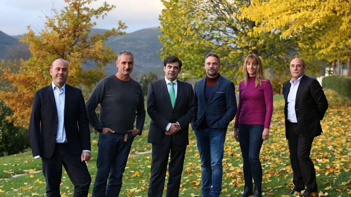 Javier Laguna (CEISNA), Juan Cruz Arguiñariz (EINA), Ignacio Ugalde (ANEL), Iñaki Mendioroz (Fundaciones), Edurne Arcelus (REAS) y José María Martínez (UCAN), en Gorraiz.