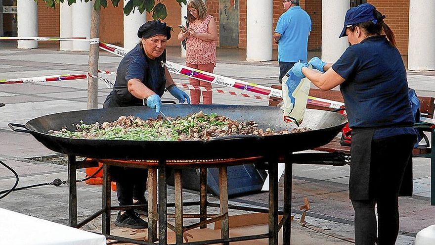 Una de las dos grandes paellas de las que los comerciantes repartieron 700 tickets a los vecinos del barrio. | FOTO: JON URRIZA